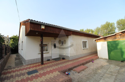 5 izbový rodinný dom s garážou na predaj v tichej lokalite v Komárne.