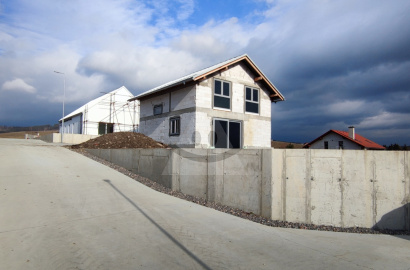 Rodinný dom, /522m2/ Bitarová - Žilina
