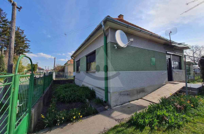 3 izbový rodinný dom s vedľajšími budovami v Sokolciach