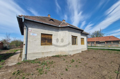 Čiastočne rekonštruovaný rodinný dom s veľkým pozemkom v obci Čata