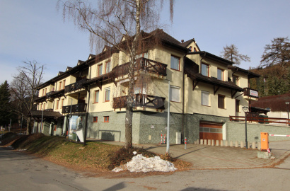 Na predaj 2-izbový apartmán v centre Donovál – apartmánový dom Horec