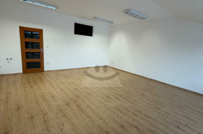 Na prenájom luxusný priestor s balkónom v centre mesta Komárna