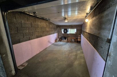 Garážové státie s bránou v parkovacom dome / 15 m2 / - Hájik
