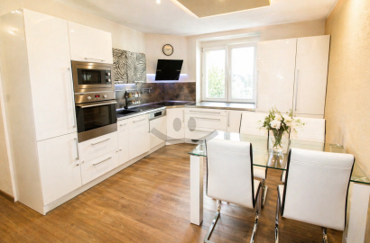 Nadštandardný 3 - izbový byt s dvomi balkónmi /90 m2 / Žilina - centrum