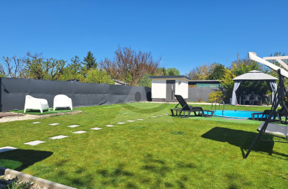 Starostlivo udržiavaná slnečná záhrada v Komárne