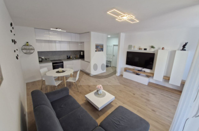 Moderný 2-izbový byt s loggiou v centre Popradu – kompletne zariadený