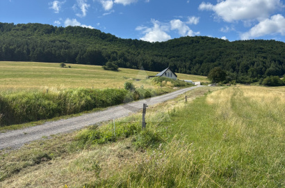 Na predaj: Slnečný pozemok (4133 m²) v tichej lokalite obce Malá Čierna – ideálny na rodinnú rekreáciu