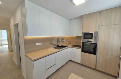 Priestranný 2 izbový byt s balkónom blízko centra mesta v Komárne