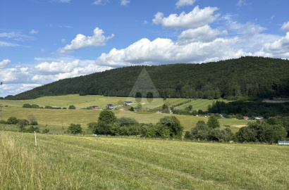 Na predaj slnečný pozemok 700 m² v tichom prostredí – Malá Čierna za 12 000 eur.