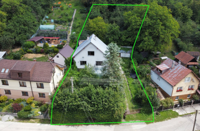 Dom v pôvodnom stave so záhradou pod horou / 1399 m2 / - Žilina ( Svederník )