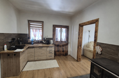 Rodinný dom vo Vrícku s pozemkom 1 827 m² – pokoj, príroda a veľký potenciál